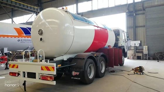 HOWO 6*4 20cbm / 10ton Bobtail Propane Truck Horizontal Cylinder Shape Tank