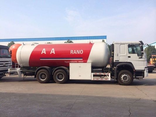 HOWO 6*4 20cbm / 10ton Bobtail Propane Truck Horizontal Cylinder Shape Tank