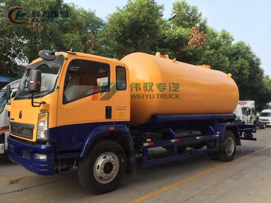 Sino HOWO 10cbm 15cbm 6 Wheels LPG Bobtail Truck With Volume Flow Meter