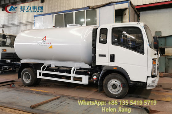Sinotruk Howo 4x2 6 Wheeler 4T LPG Tanker Truck